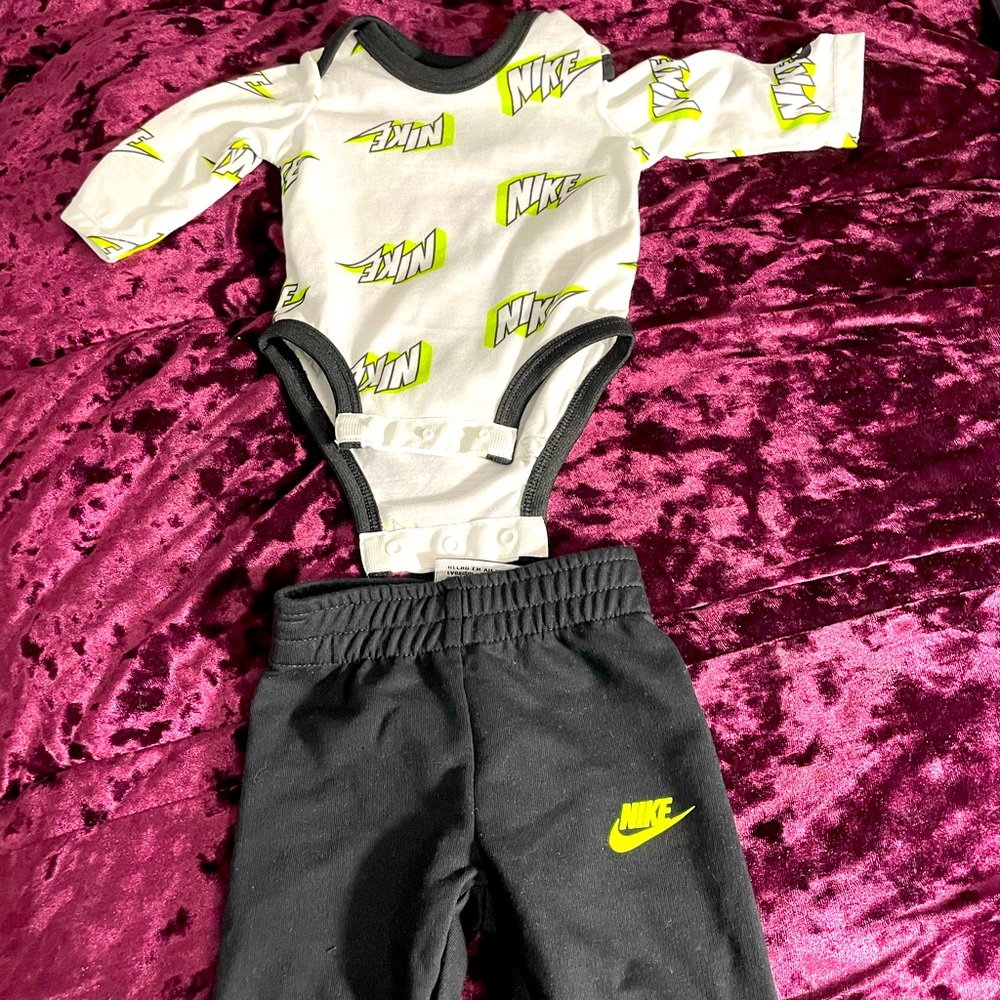 Newborn Nike shirt an sweat pants